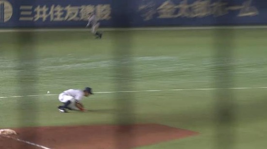 ４回裏１鈴木２ベース、デスパイネ３塁強襲