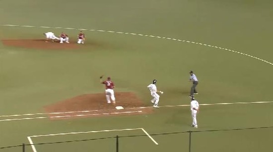 9回裏2秋山バントできずアウト (5)