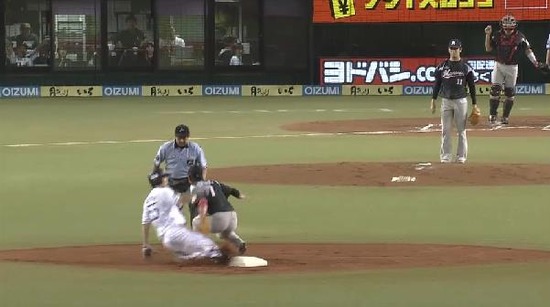 １回裏２秋山盗塁 (1)