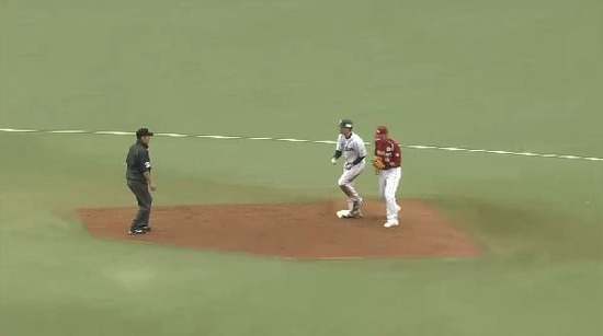 1回裏１藤田エラー秋山好走塁２塁 (2)