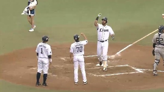 ６回裏１栗山フォアボールメヒア同点２ラン (5)