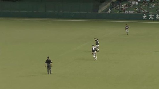 6回裏3中村メヒアフライアウト (4)