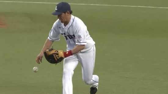 8回表1先頭脇谷エラー