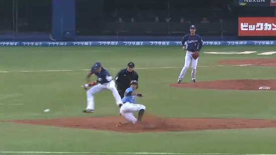 1回裏2ヒット盗塁悪送球1アウト3塁 (1)