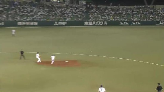 ９回表２角中タイムリー岡本洋介 (1)