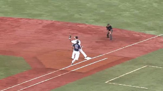 １回表１秋山ショートゴロ (7)