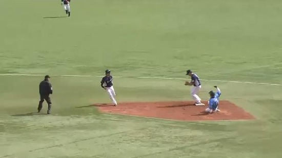１回裏７クルーズショートゴロ (2)