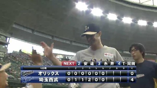 6回裏2秋山投手ゴロマエストリ気迫のプレー