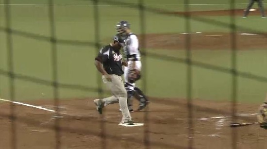 4回表５メヒア悪送球１点 (6)