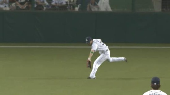 ７回表１秋山ファインプレー (6)