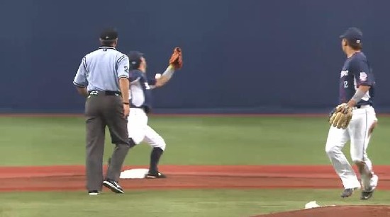 ３回裏１連携ミス１塁２塁