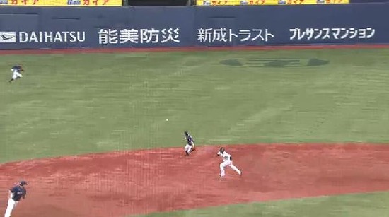 ３回裏２岩崎ヒット１アウト満塁 (1)