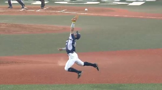 １回裏３ツーアウトから稼頭央ペーニャの連打 １塁３塁(2)