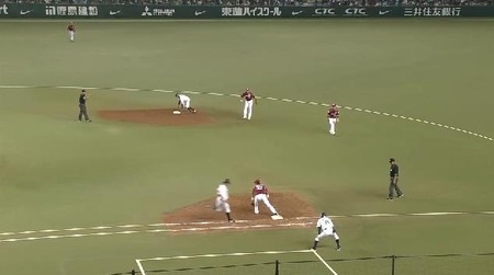 ４回裏２林崎併殺 (2)