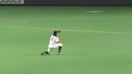 ９回表４中村ショートライナー (2)