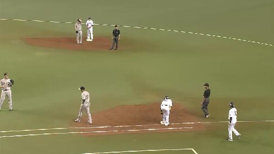 ３回裏３併殺のあとエラーとヒット１塁２塁２アウト (1)