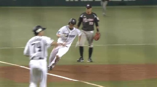 １回裏３脇谷タイムリー (2)