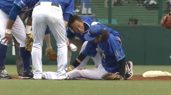 ３回裏２秋山タイムリー石川と交錯 (3)