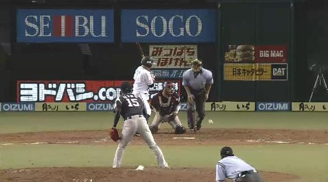 ５回裏１栗山四球、悪送球生還 (1)