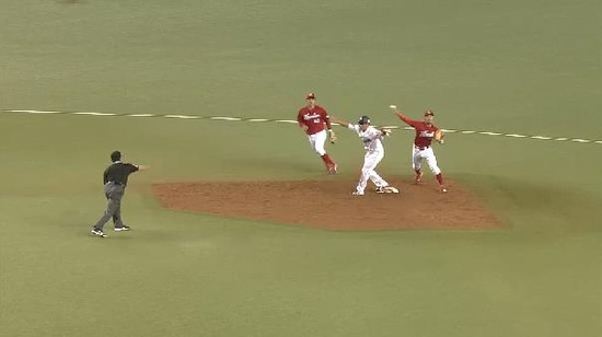 8回裏7栗山ショートゴロ (4)