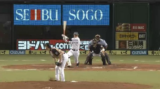 ７回裏１先頭の栗山ヒット (1)