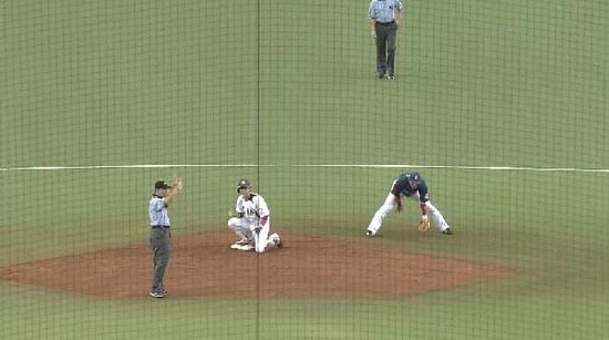 ４回表１浅村追いすぎて鈴木２ベースぽてん (1)