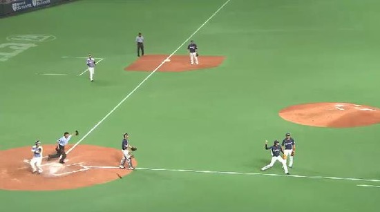 ８回裏３岡スクイズ成功 (2)