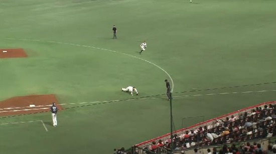 ４回表１先頭森２ベース (3)