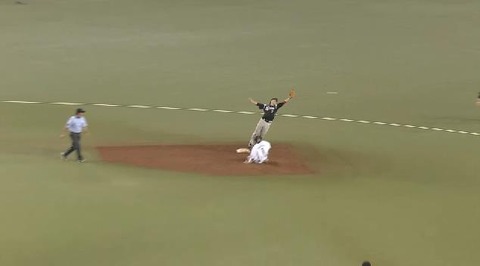 ５回裏１栗山四球、悪送球生還 (2)