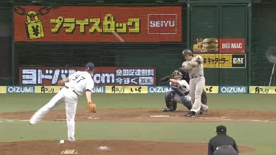４回表１カラバイヨ竹原連打ノーアウト１塁３塁 (2)