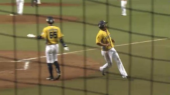 ２回表２岡田タイムリー (5)