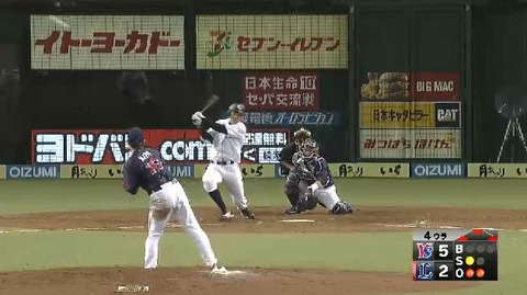 4回裏7秋山2点タイムリーヒット (2)