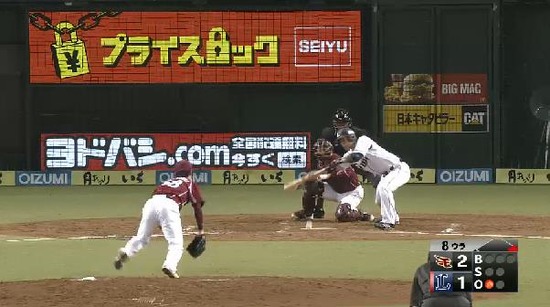 ８回裏２炭谷バント２塁 (1)