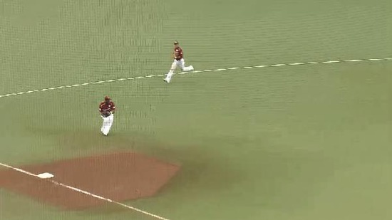 ８回裏４メヒアサードゴロ併殺は免れる (2)