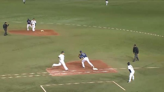 ５回裏１クルーズ併殺 (1)