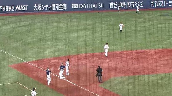 ９回表１秋山３ベース216本目 (3)