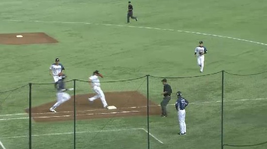 8回表1秋山アウト (2)