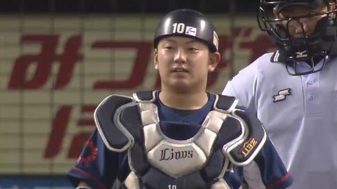 4回表2安達盗塁失敗 (2)