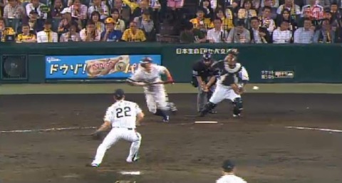 ９回表４脇谷バント、オスンファン送球エラー金子生還 (4)