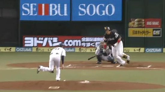 ２回表２イデホ強襲野上太もも (2)