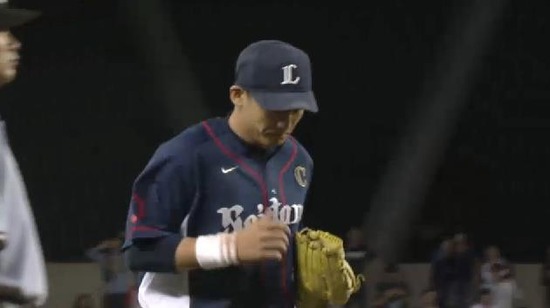 8回表4伊藤ヒット栗山好返球 (3)