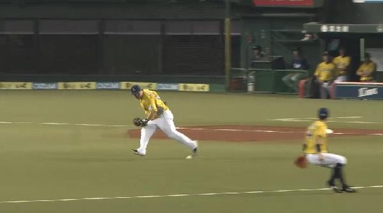 ６回表１中村エラー (2)