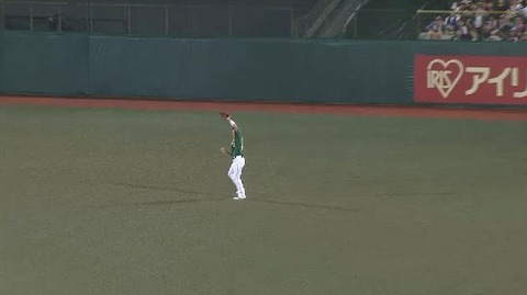 5回表1森センターフライ (2)