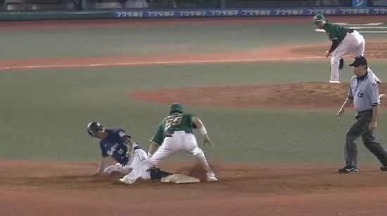 ４回表１外崎ヒット＆盗塁 (3)