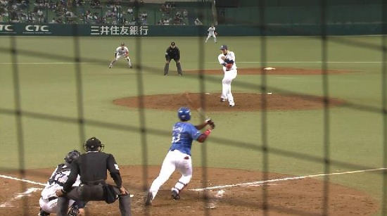 ８回表３宮田投直左手 (1)