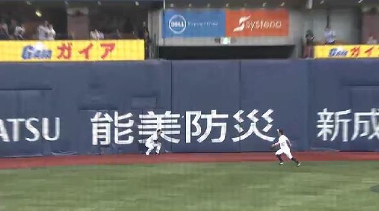 ９回表２秋山２ベース (4)