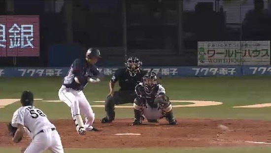４回表１秋山ヒット盗塁 (3)