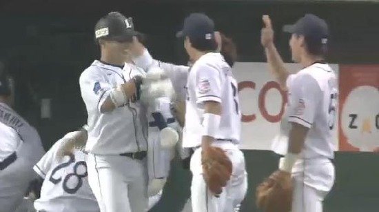 ７回裏１岡田HR (8)