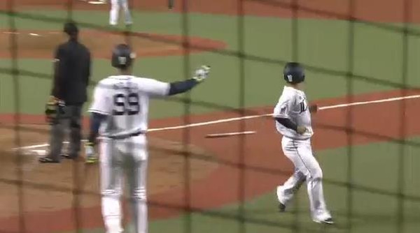 7回裏3栗山犠牲フライ (4)