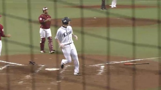 ８回裏２渡辺死球浅村バント伊志嶺悪送球記録内野安打 (4)